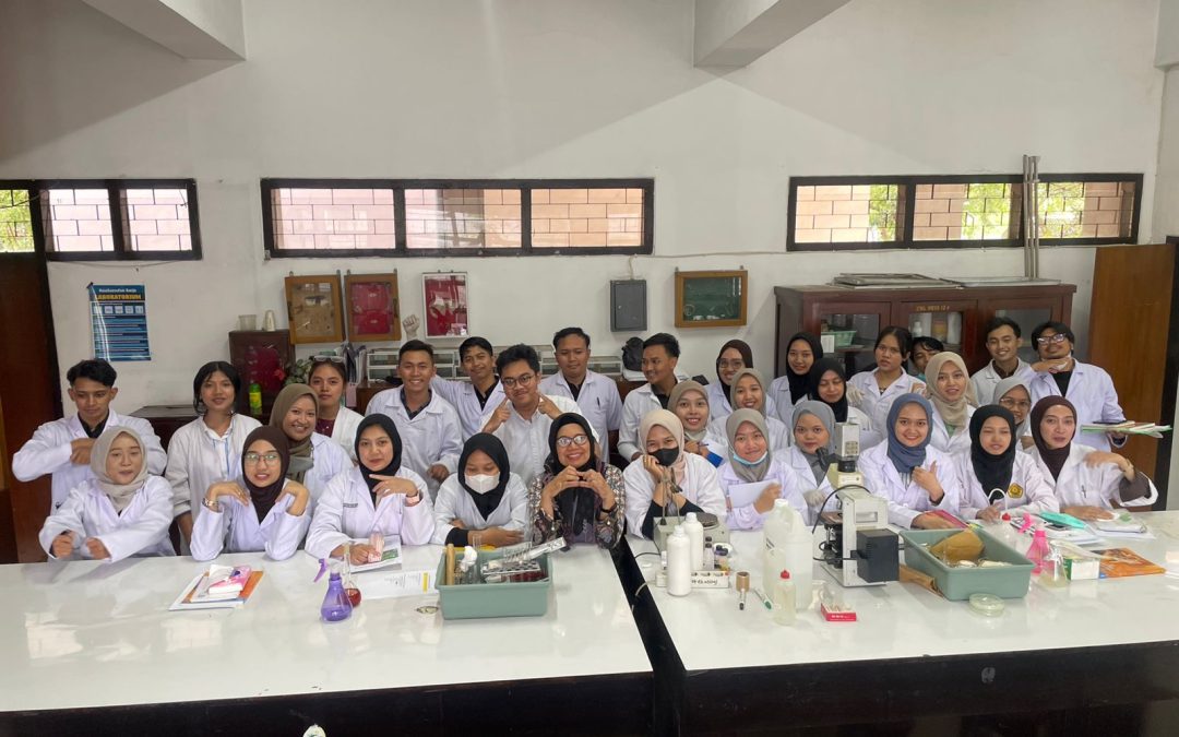 Mahasiswa UT Asah Keterampilan Laboratorium di FP UWG Malang