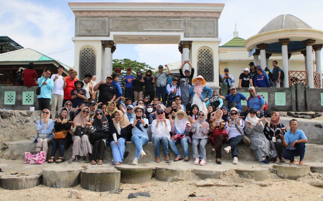 Gathering Keluarga Besar Universitas Widya Gama Malang di Gili Ketapang: Wujud Kebersamaan Menuju Kampus Unggul